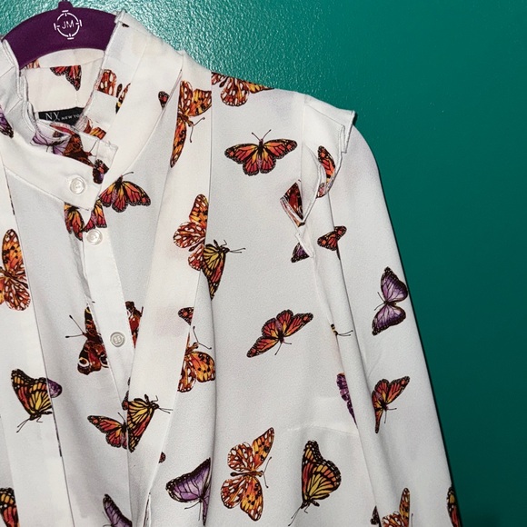 🦋👐🦋👐🌹🌸New York & Company White Blouse with Butterfly Print - Picture 9 of 11